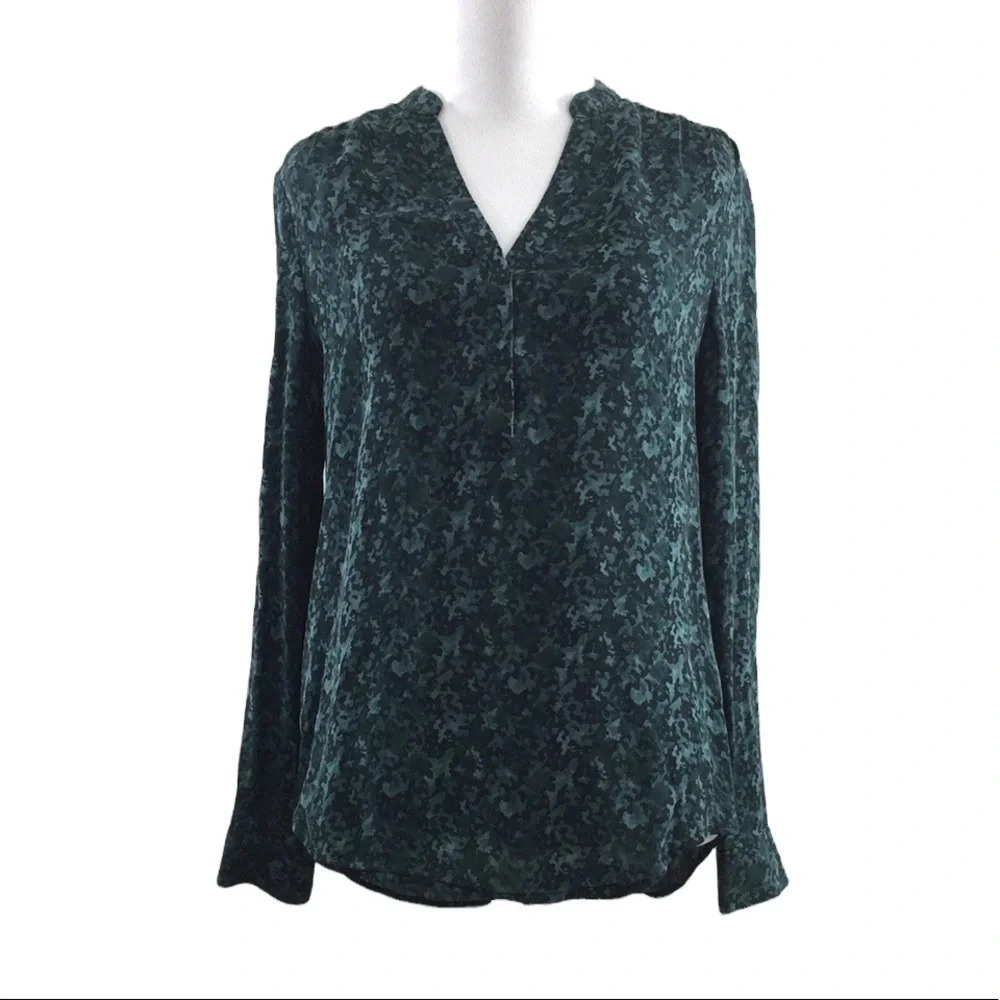 Dylan Gray Green Black Camo Silk Shirt Womens Small Long‎ Sleeve Popover